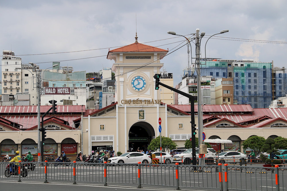 Ben Thanh Market is a symbol of Ho Chi Minh City, located in the most crowded and convenient area 
